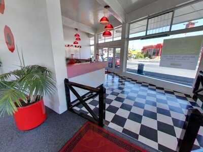 Ollies Ice Cream Parlour