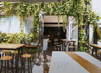 Rosanna's Garden Bar & Eatery