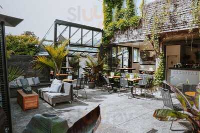 Rosanna's Garden Bar & Eatery