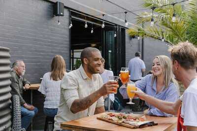 Two Thumb On Colombo