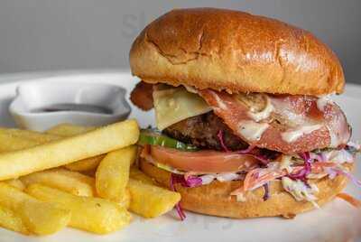 Ari's Burgers And Takeaway