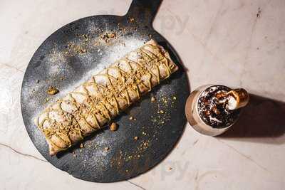 Tan Delicada Como Brusca