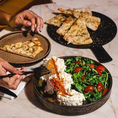 Tan Delicada Como Brusca