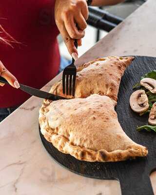 Tan Delicada Como Brusca