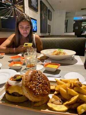 La Plaza Bar & Grill