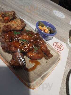 La Plaza Bar & Grill