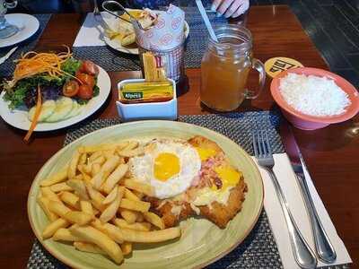 La Plaza Bar & Grill