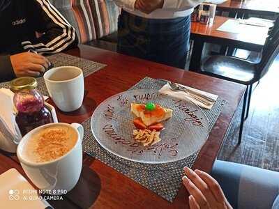 La Plaza Bar & Grill