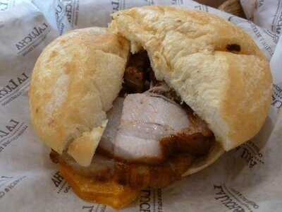 La Lucha Sangucheria Criolla