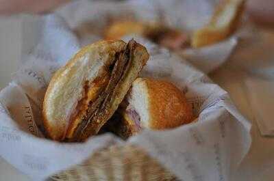 La Lucha Sangucheria Criolla