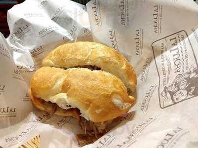 La Lucha Sanguchería Criolla