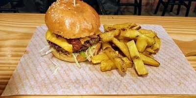 Tres Cuartos Burger Bar