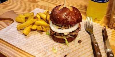 Tres Cuartos Burger Bar