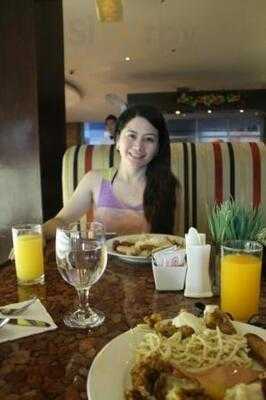 Glo Cafe & Restaurant