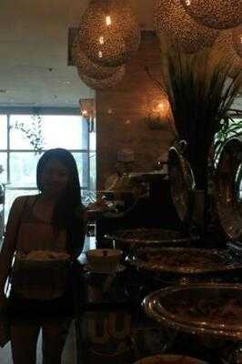 Glo Cafe & Restaurant