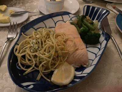 Claude's Le Cafe De Ville