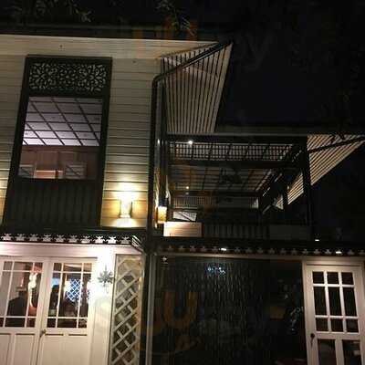 The White House Fusion Cuisine And Wine Lounge