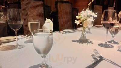 The White House Fusion Cuisine And Wine Lounge