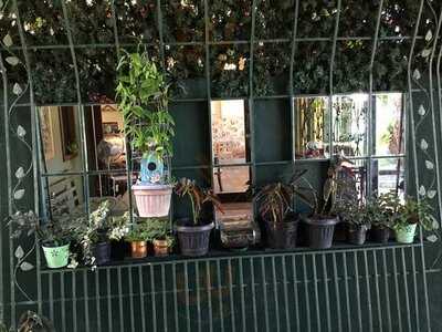 Lara Mia Cafe & Bistro