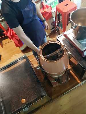 R & B Cafe And Library