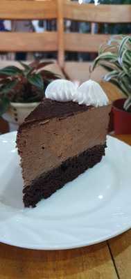 R & B Cafe And Library