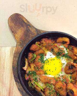 Common Table Salcedo