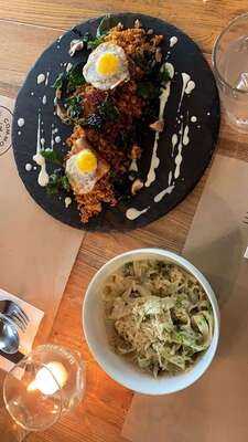 Common Table Salcedo