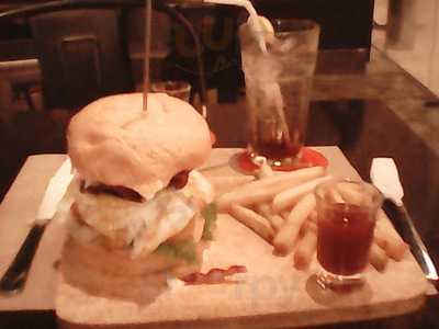 First 5 Sports Lounge & Cafe