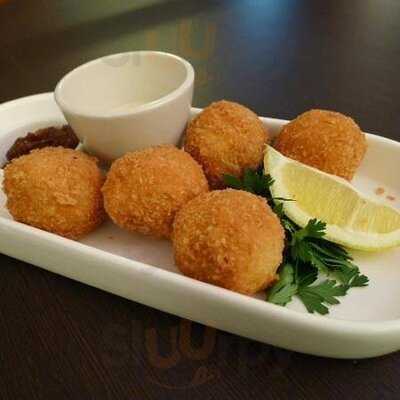 Poppins Bar And Restaurant