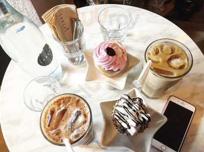 Larcy's Cupcakery Cafe