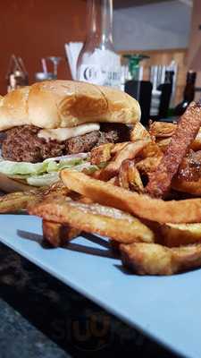 Dipealo Bistro & Sport Bar