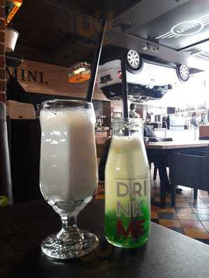 Пить кофе Mini Cooper