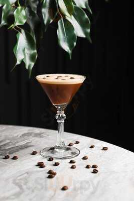 Mid Luna Lounge & Gastro Bar