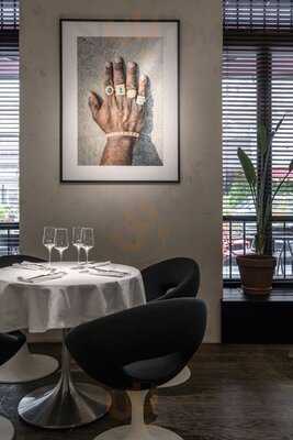 Mo Friends Bar & Dining