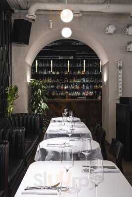 Mo Friends Bar & Dining