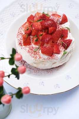 Mo Friends Bar & Dining