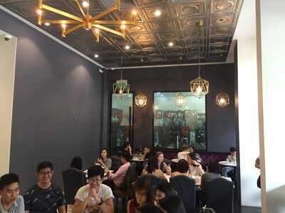 L'eclair Patisserie (cafe)