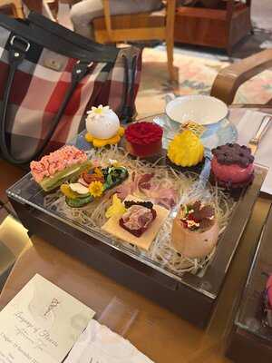 Lobby Lounge At Conrad Centennial Singapore