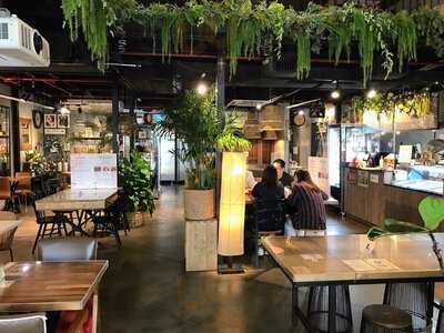 Knots Cafe And Living