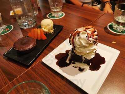 Charlie's Restaurant & Bar