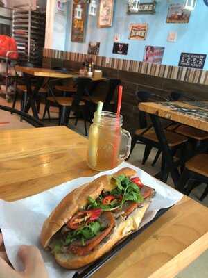Co Hai Banh Mi