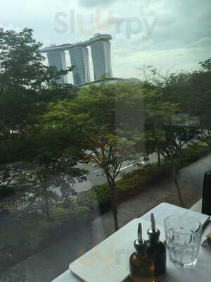 Rocks Urban Grill + Bar