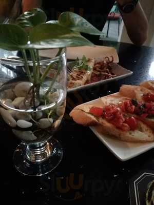 Pampelmousse Bistro + Bar