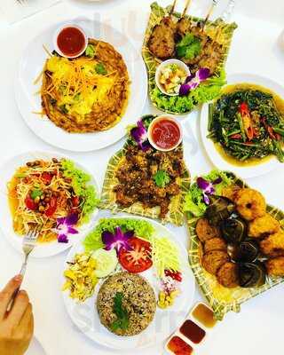 Naowarat Thai Bistro