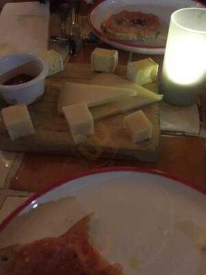 Los Primos Taberna Y Tapas Bar