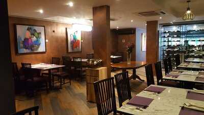 Moc Restaurant & Bar