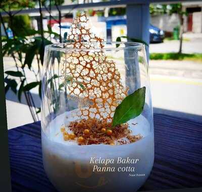 Kebaya Modern Balinese