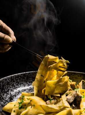 Perle Noire Oyster & Grill Bar