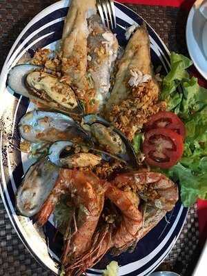 เดอะ ไวท์ เพลิล บีช คลับ