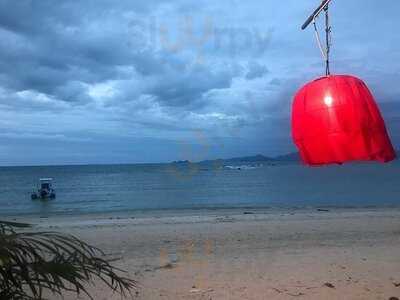 เดอะ ไวท์ เพลิล บีช คลับ